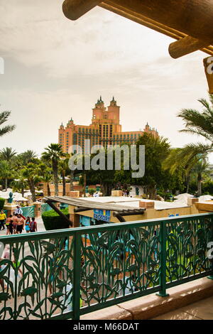 Dubaï, Émirats Arabes Unis - le 24 février 2018 : hôtel Atlantis sur l'île de Palm Jumeirah, vue depuis le parc de l'eau, attraction touristique à Dubaï, ONU Banque D'Images