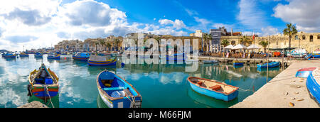 Village de pêcheurs de Marsaxlokk à Malte. Vue panoramique. Banque D'Images