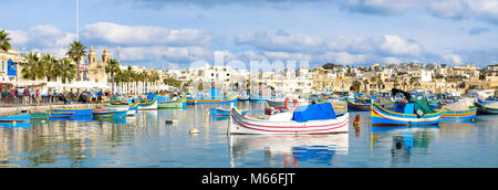 Les pêcheurs de Marsaxlokk, célèbre village de Malte. Vue panoramique. Banque D'Images