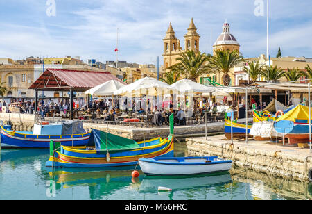 Marsaxlokk, Malte, vieux village de pêcheurs et importante attraction touristique sur l'île Banque D'Images