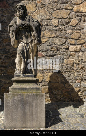 Klatovy, République tchèque - la sculpture sur pierre à l'extérieur de la Archdean église paroissiale de la Nativité de la Vierge Marie. Banque D'Images