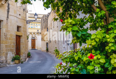 Les rues de Malte, La Valette, Malte. L'accent sur la vieille maison à l'arrière Banque D'Images