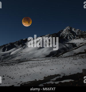 Lune de sang super bleu sur Sierra Nevada Mountain Range, Californie, États-Unis Banque D'Images