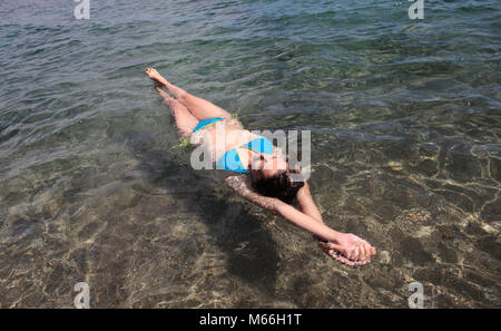 Femme flottant en mer, Punta Negra, Majorque, Espagne Banque D'Images