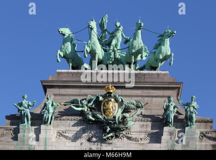 Triumphal Arch in Parc du Cinquantenaire , Bruxelles Belgique, commémorant le cinquantième anniversaire de l'indépendance Belge. Banque D'Images