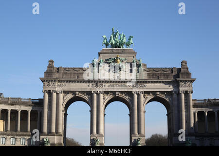 Triumphal Arch in Parc du Cinquantenaire , Bruxelles Belgique, commémorant le cinquantième anniversaire de l'indépendance Belge. Banque D'Images