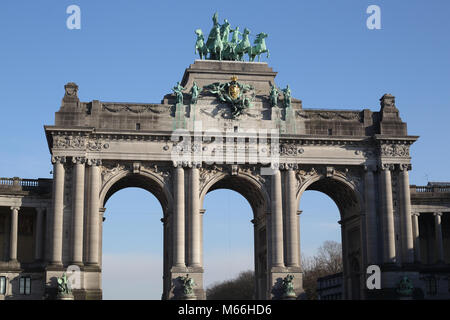 Triumphal Arch in Parc du Cinquantenaire , Bruxelles Belgique, commémorant le cinquantième anniversaire de l'indépendance Belge. Banque D'Images