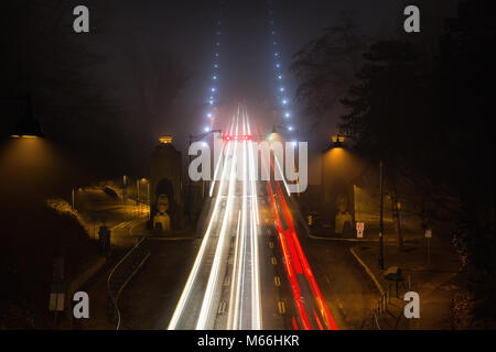 Nuit Vue aérienne de la conduite sur le célèbre monument, le pont Lions Gate, dans le parc Stanley, le centre-ville de Vancouver, Colombie-Britannique, Canada. Banque D'Images