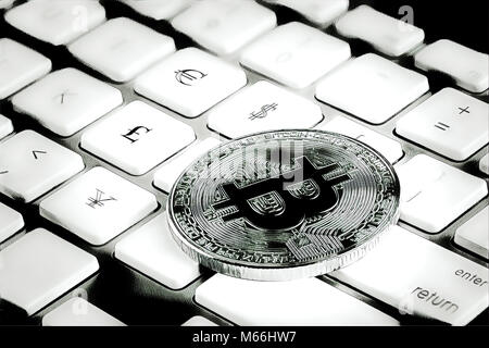 Le Bitcoin clavier avec euro, dollar, livre, yen et symboles monétaires sur les boutons - art numérique en noir et blanc Banque D'Images