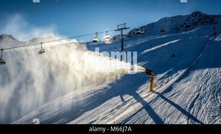 Les skieurs et les télésièges au coucher du soleil au centre de ski alpin . Image HDR. Banque D'Images