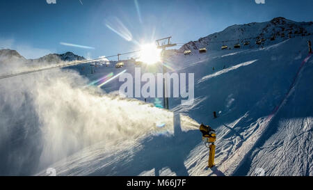 Les skieurs et les télésièges au coucher du soleil au centre de ski alpin . Image HDR. Banque D'Images