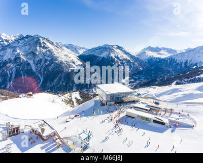 Ski dans les Alpes. Vue aérienne sur la pente de ski avec remonte-pente et visibles en gondole Banque D'Images