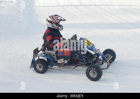 Kovrov, la Russie. 7 février 2016. Les compétitions de karting d'hiver dans le complexe sportif Motodrom. Aller Rider sur la piste Banque D'Images
