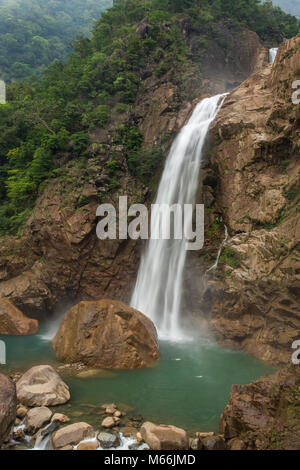 La cascade arc-en-Nongriat près du village de Meghalaya, nord-est de l'Inde Banque D'Images