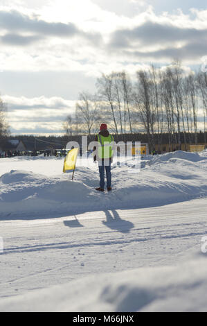 Kovrov, la Russie. 7 février 2016. Les compétitions de karting d'hiver dans le complexe sportif Motodrom. L'arbitre sur la voie Banque D'Images