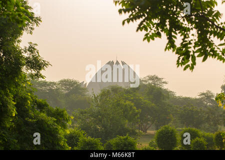 Le Temple du Lotus ou maison d'Adoration Baha'i pendant le coucher du soleil à New Delhi, en Inde. Banque D'Images