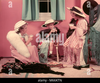 1950 TROIS PETITES FILLES boire du lait à l'AFFICHE DES PROFILS s'habillent en vieux VÊTEMENTS ET CHAPEAUX - kf1478 HAR001 AMITIÉ HARS, mi-longueur des cookies à l'intérieur de mêmes parents SOEURS RÔLE NOSTALGIE UNITÉ 3-4 ans 5-6 ans LE BONHEUR DE NOURRIR LA CROISSANCE LIQUIDE STYLES PRÉTENDRE BOISSONS Connexion d'enfant de la mode ont volé la nourriture de l'IMAGINATION DE COOPÉRATION PETIT GROUPE DE PERSONNES DES mâles juvéniles foulards blancs ethnicité dress up Habillez-vous les personnes à l'ANCIENNE Banque D'Images