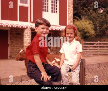 1960 LITTLE BOY AND GIRL LOOKING AT CAMERA SITTING ON FENCE ferme laitière à l'extérieur de Red Barn - kf3795 HAR001 HARS, DEUX PERSONNES DE RACE BLANCHE HEUREUX JOIE DE VIE RURAL GRANGE FRÈRES FEMELLES Accueil Espace santé vie exemplaire amitié vache demi-LONGUEUR DE LA CONFIANCE DES FRÈRES ET SŒURS D'AGRICULTURE SŒURS DENIM NOSTALGIE L'AGRICULTURE UNITÉ SUMMERTIME CONTACT OCULAIRE 3-4 ans 5-6 ans UN ANIMAL JOYEUX BONHEUR STRUCTURE SŒUR SOURIRE JOYEUX CONNEXION CROÎTRE JEANS BLEU CRÉATURE ENGAGEMENT CANINE juvéniles mâles de race blanche granges de mammifères de l'ORIGINE ETHNIQUE DES PERSONNES À L'ANCIENNE Banque D'Images