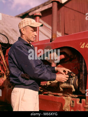 1960 MAN FARMER LA RÉPARATION DE MATÉRIEL AGRICOLE TRACTEURS - MACHINES KF3936 HAR001 COPIE HARS mi-longueur de l'espace adulte, FIXATION DE L'AGRICULTURE AGRICULTURE NOSTALGIE 40-45 ans 45-50 ans OCCUPATION COMPÉTENCES COMPÉTENCES NOURRIR MACHINES OCCASION RÉPARATION FIX CORVÉE CROÎTRE HARVESTER MÂLES NOURRITURE MID-ADULT CAUCASIAN MID-ADULT MAN de l'ORIGINE ETHNIQUE DES PERSONNES À L'ANCIENNE PROFESSION Banque D'Images