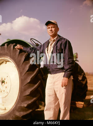 1960 PORTRAIT DE L'HOMME GRAVES AGRICULTEUR debout à côté d'UN GRAND TRACTEUR TIRE LOOKING AT CAMERA - kf3941 HAR001 HARS NOSTALGIE AGRICULTURE CONTACT OCULAIRE 40-45 ans 45-50 ans OBJET UNIQUE OCCUPATION COMPÉTENCES AGRICULTEURS OCCASION CONNEXION COMPÉTENCES DE LA FIERTÉ À côté de croître chez les mâles adultes mi-TRACTEURS MID-ADULT MAN LOOKING AT CAMERA l'origine ethnique caucasienne PROFESSIONS OLD FASHIONED PERSONNES Banque D'Images