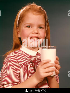 1960 SMILING PORTRAIT DE JEUNE FILLE BLONDE HOLDING de boire dans un verre de lait FULLOF LOOKING AT CAMERA - kf3983 HAR001 BANDEAU rayures à l'intérieur de la station de recherche ALIMENTS NOSTALGIE CONTACT OCULAIRE 3-4 ans 5-6 ans OBJET UNIQUE DE BIEN-ÊTRE LE BONHEUR DE NOURRIR LA CROISSANCE NUTRITION LIQUIDE BOISSONS JOYEUX JOYEUX SOURIRES bonne nourriture santé ethnicité caucasien juvéniles produit laitiers VERRE DE LAIT À LA CAMÉRA À Old Fashioned Banque D'Images