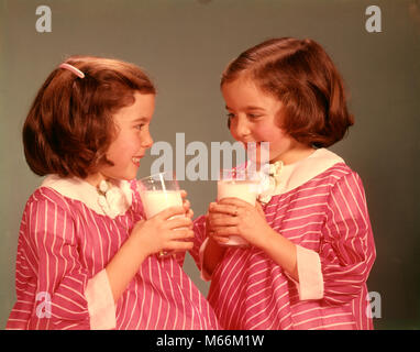 1960 TWIN SMILING BRUNETTE filles portant des robes à rayures rose tenant des verres à boire le lait - kf5430 HAR001 HARS, STUDIO SHOT À RAYURES FEMMES STYLE DE VIE À LA MAISON DE LA SANTÉ COPIE ESPACE AMITIÉ CORRESPONDANCE mi-longueur à l'intérieur de mêmes parents SOEURS NOSTALGIE UNITÉ 1-2 ans 3-4 ans correspondant robes même BONHEUR NOURRIR LA CROISSANCE LIQUIDE BOISSONS JOYEUX sourires d'ENFANT JOYEUSE CONNEXION ALIMENTATION APPARENCE QUE LES JUVÉNILES SE RESSEMBLENT EN DOUBLE Origine ethnique Caucasienne old fashioned clone Banque D'Images