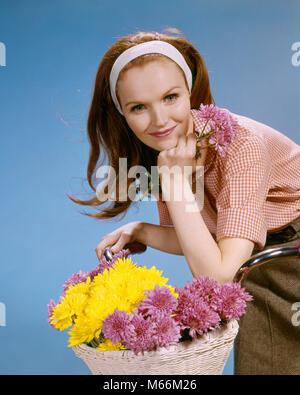 1960 SMILING REDHEAD WOMAN RIDING BICYCLE AVEC PANIER DE FLEURS LOOKING AT CAMERA - kf5477 HAR001 FEMELLES HARS STUDIO SHOT CYCLISTE GROWNUP SANTÉ UNE PERSONNE SEULEMENT LA VIE DE COMMUNIQUER COPIE DE TRANSPORT mi-longueur de l'espace mesdames grown-up à l'intérieur de l'ŒIL LA NOSTALGIE TRANSPORT CONTACT 20 à 25 ans jeune cavalier BONHEUR LOISIRS LOISIRS REDHEAD 18-19 ANS CHEVEUX ROUGE BONNE SANTÉ MOBILITÉ COMMUNIQUER YOUNG ADULT WOMAN PORTRAIT DE L'ORIGINE ETHNIQUE DES PERSONNES À L'ANCIENNE Banque D'Images