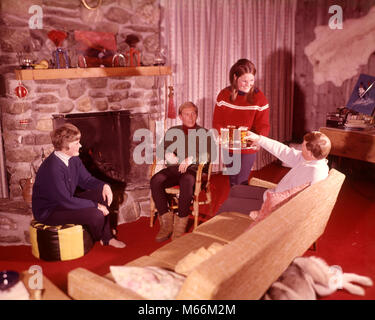 1970 WOMAN SERVING BEER IN SKI LODGE PAR CHEMINÉE EN PIERRE APRÈS-SKI - kf5519 HAR001 HARS MARIS GROWNUP COPIE Espace demi-longueur d'amitié chers animaux adultes des couples à l'intérieur de la nostalgie l'unité de 20 à 25 ans 25-30 ans 30-35 ans 35-40 ans UN ANIMAL FEMMES LOISIRS LOISIRS DÉTENTE BOISSONS CANINES CONNEXION SKIEURS PETIT GROUPE DE PERSONNES mâles adultes mi-CANIN MID-ADULT MAN MID-ADULT WOMAN BOISSONS BOISSONS ALCOOLISÉES Après-ski à l'ANCIENNE Origine ethnique Caucasienne PERSONNES SKI LODGE Banque D'Images