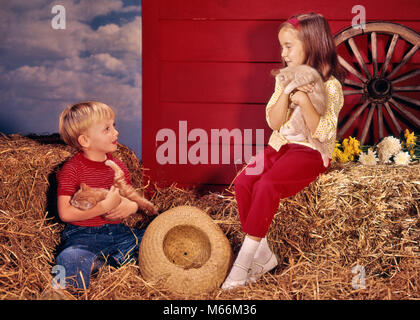 1960 petit garçon et fille frère ET SŒUR DANS L'établissement agricole HOLDING KITTENS - kf5801 HAR001 STYLE HARS FEMELLES BROTHERS STUDIO SHOT SANTÉ RURAL GRANGE ACCUEIL COPIE ESPACE VIE demi-longueur de l'AMITIÉ PRENDRE SOIN DES ANIMAUX ANIMAUX DOMESTIQUES AGRICOLES AGRICULTURE FRÈRES SOEURS NOSTALGIE CHATONS UNITÉ 3-4 ans 5-6 ans bonheur deux animaux mammifères félins l'excitation de l'AVENTURE D'ENFANT DE SE DÉVELOPPER LA COOPÉRATION CROISSANCE VOLANT TÊTE FELINES-WARE mâles juvéniles DE BALLE BALLES DE MAMMIFÈRES CHATS GRANGE ANCIENNE Origine ethnique Caucasienne Personnes Banque D'Images