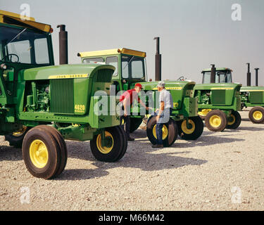 1960 DEUX HOMMES AGRICULTEURS INSPECTANT AFFICHER DES TRACTEURS JOHN DEERE AU CONCESSIONNAIRE DE MATÉRIEL AGRICOLE - kf9147 ELLE001 INFORMATIONS CAUCASIAN HARS SATISFACTION CONTRÔLE AFFICHER EMPLOIS JOHN GROWNUP RURAL COPIE ESPACE AMITIÉ CONCESSIONNAIRE pleine longueur ADULTE PROFESSION AGRICOLE CONCESSIONNAIRE DIVERTISSEMENT NOSTALGIE L'AGRICULTURE UNITÉ 30-35 ans 35-40 ans 40-45 ans VISION OBJECTIFS RÊVES DE COMPÉTENCES TECHNIQUES DE VENTE OCCUPATION DISCUTER STRATÉGIE FORCE SERVICE À LA CLIENTÈLE CARRIÈRES CHOIX D'EXAMINER LES PROGRÈS DES CONNAISSANCES DES AGRICULTEURS D'INSPECTION PUISSANT FIERTÉ OCCASION SOUTENIR LA COOPÉRATION DE L'AUTORITÉ SE DÉVELOPPER L'INSPECTION DES TRACTEURS Banque D'Images