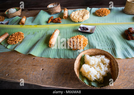 Le Riz collant laotien (appelé "khao niaow") établi dans un grand nombre de délicieuses façons. À la terre ferme de séjour à Luang Prabang, Laos. Banque D'Images