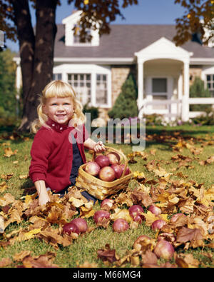 1960 SMILING BLONDE GIRL WEARING RED SWEATER LOOKING AT CAMERA ASSIS DANS LES FEUILLES D'AUTOMNE TENUE PANIER DE POMMES - KH1739 HAR001 HARS FEMELLES VIE SANTÉ UNE PERSONNE SEULEMENT DE LA VIE DE LA NATURE DE L'ESPACE DE COPIE POMMES DEMI-LONGUEUR NOSTALGIE CONTACT OCULAIRE 3-4 ANS LE BONHEUR d'excitation de l'ANGLE Faible saison de croissance du feuillage d'automne de l'origine ethnique caucasienne juvéniles LOOKING AT CAMERA Old Fashioned Banque D'Images