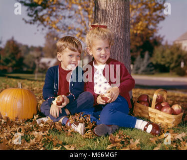 1960 SMILING BOY AND GIRL EATING APPLES ASSIS EN VERTU DE L'ARBRE D'AUTOMNE À LA CITROUILLE ET PANIER DE POMMES - KH2117 HAR001 HARS 1 SŒUR BLONDE DE STYLE JUVÉNILE AMI DEUX PERSONNES CAUCASIAN HEUREUX JOIE FEMELLES VIE RURALE VIE FRÈRES SANTÉ ACCUEIL NATURE COPIE ESPACE AMITIÉ POMMES DEMI-LONGUEUR FRÈRES SOEURS NOSTALGIE UNITÉ 7-9 ans 5-6 ans le bonheur et l'excitation de l'aventure joyeuse saison automne sourires d'ENFANT DE LA COOPÉRATION JOYEUSE CONNEXION CHANDAILS FRIENDLY juvéniles mâles de race blanche d'automne feuillage d'automne de l'ethnicité old fashioned Banque D'Images