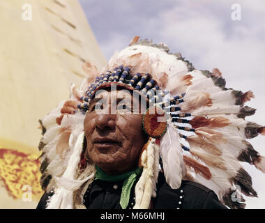 1960 Native American Indian MAN CHEF PORTANT BONNET PLUME GULL SIOUX STONEY MORLEY RÉSERVATION DES PREMIÈRES NATIONS EN ALBERTA CANADA - ki455 CRS001 HARS, TÊTE ET ÉPAULES FORCE ANTIQUE SAGESSE CHEF PUISSANT LEADERSHIP AUTORITÉ FIERTÉ ANCIENS 70 STONEY ADULTES WAR BONNET close-up de la culture amérindienne réservation coiffure homme âgé de plus de 80 HOMMES À PLUMES ADULTES AMÉRICAINS AUTOCHTONES PREMIÈRES NATIONS AUTOCHTONES GULL CHIEFTAIN PROFESSIONS MORLEY OLD FASHIONED PERSONNES Banque D'Images