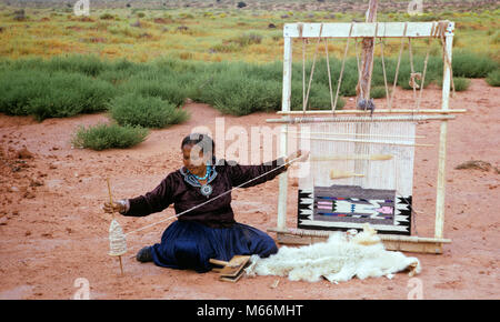 1980 FEMME INDIENNE NAVAJO CARDAGE FILAGE DE LA LAINE ET TISSAGE NAVAJO NATION MONUMENT VALLEY ARIZONA et l'UTAH USA - ki5531 FIL001 HARS LA CRÉATIVITÉ DE L'imagination de l'Arizona au sud-ouest de l'UTAH UT AMÉRINDIENNES AUTOCHTONES AMÉRICAINS TISSAGE TISSAGE ARTS ET ARTISANAT PROFESSIONS AZ SUD-OUEST PERSONNES WEAVER Banque D'Images