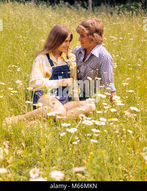 1970 COUPLE ROMANTIQUE ASSIS DANS UN CHAMP DE MARGUERITES - kj6265 HAR001 HARS HEUREUX JOIE VIE SANTÉ EN MILIEU RURAL LES FEMMES NATURE COPIE Espace demi-longueur de l'amitié bienveillante de l'ADOLESCENT ADOLESCENT ADOLESCENTE DES COUPLES NOSTALGIE SOLIDARITÉ ÉTÉ 13-15 ans 16-17 ans DATING DAISIES BONHEUR LOISIRS JOYEUX SOURIRES JOYEUX CONNEXION RELATIONS COIFFURE COIFFURES COOPÉRATION jeune adolescente amour juvéniles mâles de race blanche de printemps fleurs l'ORIGINE ETHNIQUE DES PERSONNES À L'ANCIENNE DAISY Banque D'Images