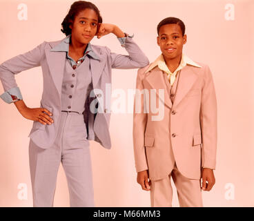 Années 70, deux adolescents américains africains UN GARÇON DANS UN COSTUME BEIGE ET DE JEUNE FILLE DANS UN COSTUME PANTALON BLEU STANDING TOGETHER LOOKING AT CAMERA - kj6988 HAR001 PANTALON HARS HEUREUX JOIE VIE FEMMES BROTHERS STUDIO SHOT ACCUEIL ESPACE ENFANTS LES GENS DE LA VIE EXEMPLAIRE DE MI-LONGUEUR AMITIÉ ADOLESCENTE TEENAGE BOY INDOORS FRÈRES SOEURS VEST NOSTALGIE UNITÉ EYE CONTACT 13-15 ans 16-17 ans STYLES GAIES africains-américains africains-américains NOIR ETHNIQUE AFRO-AMERICAN NOIR ORIGINE AMÉRICAINS AFRICAINS AFRICAN AMERICAN PRIDE FORTE CROISSANCE SŒUR SOURIRE JOYEUX CONNEXION COOPÉRATION MODE D'ADOLESCENTS EN TROIS pièces Banque D'Images