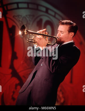 Des années 1960, le musicien de jazz MAN PLAYING TRUMPET VERS MINUIT NOUVELLE ANS HORLOGE EN FOND - km1572 HAR001 MUSICIEN HARS EMPLOIS CÉLÉBRATION STUDIO SHOT UNE PERSONNE SEULEMENT COPIE ESPACE PROFESSION mi-longueur des cornes NOSTALGIE DIVERTISSEMENT EN LAITON de 20 à 25 ans 25 à 30 ans d'arts de la seule compétence de l'occupation de l'objet COMPOSITE COMPÉTENCES CARRIÈRES JAZZ NEW YEAR'S PRÈS DE L'INSTRUMENT DE MUSIQUE LA CRÉATIVITÉ MINUIT MI-hommes mi-homme Adultes Adultes Adultes jeune homme s'approchant de l'origine ethnique caucasienne 1 JANVIER NOUVELLE ANNÉE, DE NOUVELLES PROFESSIONS ANNÉES PERSONNES ANCIENNE TROMPETTES Banque D'Images