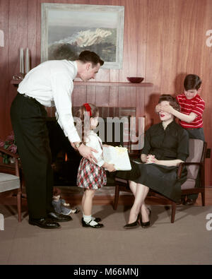 Années 1950 DANS LA SALLE DE SÉJOUR EN FAMILLE AVEC PÈRE MÈRE SURPRENANT CADEAU FILLE CADEAUX MAMANS TENIR FILS COUVRE LES YEUX - km187 HAR001 HARS FILS CÉLÉBRATION DE VIE FEMMES BROTHERS STUDIO SHOT ACCUEIL ESPACE COPIE DE LA VIE, mi-longueur filles occupent l'intérieur de mêmes parents SOEURS CADEAUX NOSTALGIE PÈRES UNITÉ 3-4 ans 30-35 ans 35-40 ans 40-45 ans 7-9 ans 5-6 ans le bonheur des mamans LES PAPAS EXCITATION LE JOUR DE MÈRE SŒUR COOPÉRATION CONNEXION PETIT GROUPE DE PERSONNES juvéniles mâles adultes mi-MID-ADULT MAN MID-ADULT WOMAN portrait à l'ANCIENNE L'ORIGINE ETHNIQUE Banque D'Images