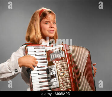 1960 TEEN GIRL PLAYING ACCORDION - km838 HAR001 HARS, STUDIO SHOT UNE PERSONNE SEULEMENT COMMUNIQUER COPIE ESPACE ADOLESCENTE mi-longueur à l'INTÉRIEUR DE DIVERTISSEMENT PORTABLE CONFIANCE NOSTALGIE CONTACT OCULAIRE 13-15 ans 16-17 ans OBJET UNIQUE BONHEUR ACCORDÉON HAIRSTYLE ENTERTAINER SMILES COMMUNIQUER PAR LE TALENT DES JEUNES ADOLESCENTS DE RACE BLANCHE À SOUFFLETS BANGS ETHNICITÉ LOOKING AT CAMERA OLD FASHIONED PAGE PERSONNES SQUEEZE BOX Banque D'Images