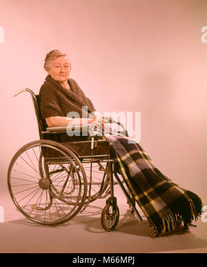 1960 SENIOR WOMAN SITTING IN A WHEELCHAIR LOOKING AT CAMERA WITH SERIOUS EXPRESSION portant tour à carreaux ROBE ET CHÂLE tricoté en laine - km969 HAR001 STYLE CAUCASIEN HARS FEMELLES AÎNÉ STUDIO SHOT GROWNUP ROBE SANTÉ UNE PERSONNE SEULEMENT COMMUNIQUER Transports MOBILITÉ COPIE ESPACE MESDAMES PLEINE LONGUEUR FORME PHYSIQUE adulte à l'INTÉRIEUR DE LA PROFESSION DE TRANSPORT ROUES PLAID SENIOR ADULTE NOSTALGIE TRISTESSE LAP EYE CONTACT SENIOR WOMAN 60-65 ANS OCCUPATION SOINS BIEN-ÊTRE BONHEUR Handicap physique Handicap ANTIQUES OLDSTERS DÉFI SANTÉ VIEILLISSEMENT OCCASION HANDICAP ANCIENS CHÂLE Banque D'Images