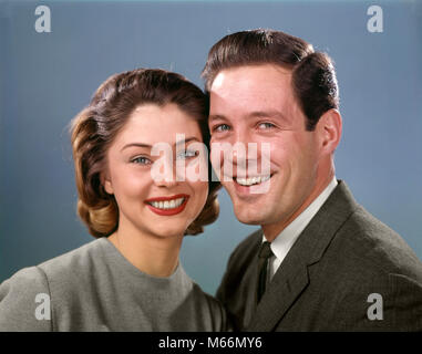 1960 PORTRAIT SMILING HAPPY COUPLE HOMME FEMME MARI ET FEMME regardant droit devant la caméra - kp663 HAR001 HARS HOME LIFE COPIE ESPACE AMITIÉ MESDAMES ADULTE, DES COUPLES à l'intérieur UNITÉ NOSTALGIE CONTACT OCULAIRE 20-25 ANS BRUNETTE TOUT DROIT DE LA TÊTE ET DES ÉPAULES LE BONHEUR Femmes 18-19 ans CONNEXION JOYEUX SOURIRES JOYEUX DEVANT LES HOMMES PERSONNES ADULTES YOUNG ADULT MAN WOMAN Origine ethnique Caucasienne LOOKING AT CAMERA OLD FASHIONED PERSONNES Banque D'Images