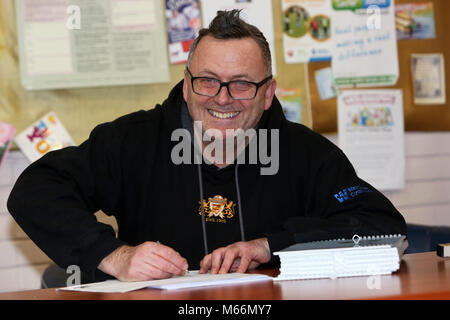 Guardian Harry Venning caricaturiste, qui attire l'Clare dans la Communauté, tient un événement de dessin animé de Littlehampton, Angleterre. Banque D'Images