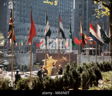 1950 SUNKEN PLAZA ROCKEFELLER CENTER FONTAINE PROMÉTHÉE ET LES DRAPEAUX DE L'ORGANISATION DES NATIONS UNIES SCULPTEUR PAUL MANSHIP NYC USA - KR132205 CPC001 HARS, NEW YORK CITY PLAZA MÂLES SCULPTEUR ATTRACTION TOURISTIQUE BIG APPLE VUE MANSHIP OLD FASHIONED PAUL MANSHIP PERSONNES PROMÉTHÉE SUNKEN Banque D'Images