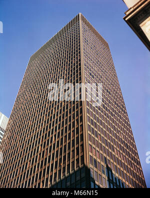 1960 VERS LE HAUT DES GRATTE-CIEL SEAGRAM BUILDING Achevé 1958 375 PARK AVENUE NEW YORK MANHATTAN USA - KR132228 CPC001 VERS LE HAUT DE LA STATION DE 375 PARK AVENUE BIG APPLE BÉTON BRONZE MIES VAN DER ROHE MODERNISME OLD FASHIONED PHILIP JOHNSON GAINÉ SEAGRAMS Banque D'Images