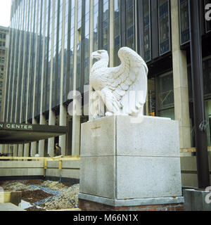 1960 Aigle en pierre ancienne de la Pennsylvania Station installée à l'entrée de Penn Station au Madison Square Garden de New York MANHATTAN USA - KR132235 CPC001 HARS Madison Madison Square Garden NRA EAGLE Old Fashioned Banque D'Images