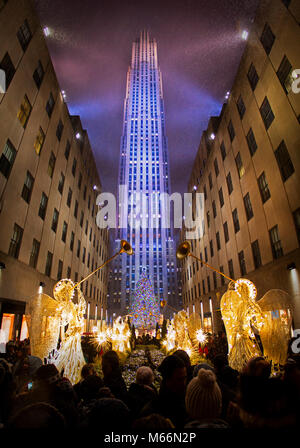 ROCKEFELLER CENTER DANS LA NUIT AVEC UN ARBRE DE NOËL ILLUMINÉ ET ANGES SOUFFLANT TROMPETTES MANHATTAN NEW YORK USA - KR132311 BRA001 TROMPETTES HARS Banque D'Images