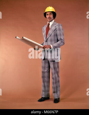 1970 AFRICAN AMERICAN MAN WEARING HARD HAT STANDING LOOKING AT CAMERA HOLDING LE DÉROULA IMPRIME BLEU - ks12025 HAR001 convient à des jeunes adultes CARRIÈRE HARS VIE INGÉNIEUR STUDIO SHOT GROWNUP PORTRAITS D'UNE SEULE PERSONNE COPIE espace cultivé sur toute la longueur jusqu'à l'intérieur ARCHITECTE AFRO PROFESSION à carreaux bleus CONFIANCE NOSTALGIE CONTACT VISUEL LARGE MOUSTACHE 25 à 30 ans FORCE OCCUPATION africains-américains africains-américains OCCASION NOIR ETHNIQUE AFRO-AMERICAN NOIR ORIGINE AMÉRICAINS AFRICAINS AFRICAN AMERICAN PRIDE AUTORITÉ DE REVERS Les cheveux DU VISAGE LIENS VESTE DE SPORT MEN'S HEAD-WARE SOLUTIONS REVERS COIFFURE MID-ADULT Banque D'Images