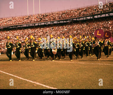 1960 Louisiana State University Marching Band D'EFFECTUER À LA MI-TEMPS DE MATCH DE FOOTBALL STADE TULANE LSU NEW ORLEANS LA USA - KS1233 HAR001 HARS LA MOITIÉ DES LOISIRS MARS FIERTÉ LOUISIANE UNIFORMS COOPÉRATION ENSEIGNEMENT SUPÉRIEUR COLLÈGES COMMUNIQUER BALL SPORT PRECISION YOUNG ADULT MAN WOMAN MARCHEUR LSU NEW ORLEANS TULANE ANCIENNE Banque D'Images