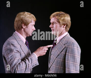 1970 HOMME BLOND en costume trois pièces PLAID pointant doigt accusateur sur lui-même double exposition humoristique - ks13570 HAR001 HARS OLD TIME CONVERSATION OLD FASHION STYLE 1 COMMUNICATION COLÈRE DOIGTS BLOND CAUCASIAN DOUBLE POINT DE VIE PORTRAITS PORTRAIT D'UNE PERSONNE ADULTE SEULEMENT COMMUNIQUER COPIE DE MI-Longueur de l'espace adulte, parler à l'intérieur façon NOSTALGIE CONFÉRENCIERS CONFÉRENCE 30-35 ans 35-40 ans l'auto négociation INDEX costume et cravate RÊVES JEUNE ESPRIT VENTE humoristique de l'IMAGE DIT CONNEXION COMPOSITE REDHEAD NÉGOCIATION MODE CHEVEUX ROUGE CONSCIENCE DIRE IMAGINATION COMMUNIQUER CONCEPTUEL Banque D'Images